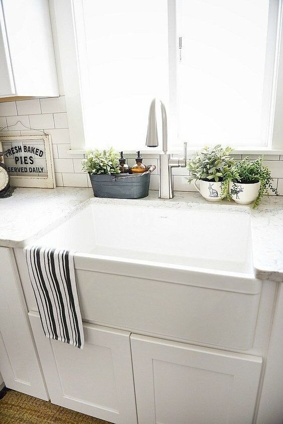 white+farmhouse+kitchen